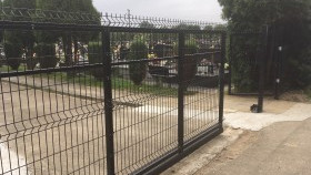 Zakończył się remont ogrodzenia na cmentarzu komunalnym w Bielanach