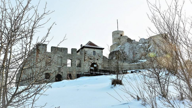 Zamek w Rabsztynie i jego okolic w zimowej szacie. Zobaczcie zdjęcia