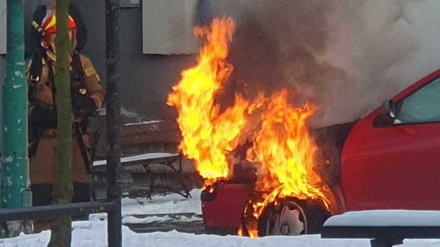 Zapalił się samochód stojący na parkingu. Inne pojazdy nie ucierpiały – FOTO