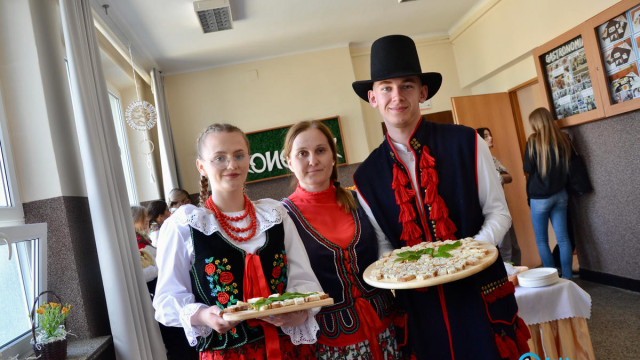 Zatańczyli poloneza, a potem zjedli staropolskie śniadanie – FILM, FOTO