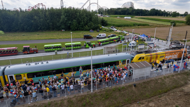 ZATOR. Wakacyjny pociąg RMF FW dojechał z Poznania do stacji Zator Park Rozrywki