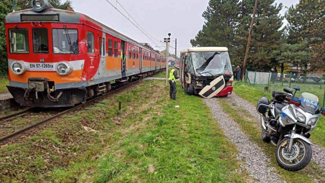 Zderzenie autobusu z pociągiem – FOTO