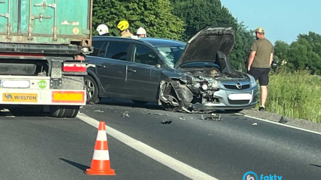 Zderzenie ciężarówki z osobówką na drodze krajowej – FOTO