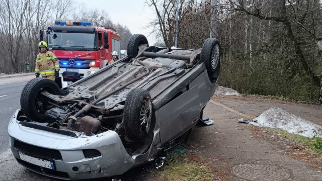 Zderzenie dwóch samochodów. Jeden dachował – FOTO