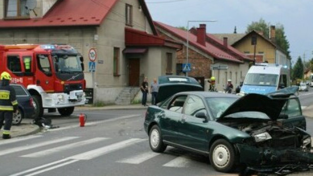 Zderzenie dwóch samochodów, pięcioro poszkodowanych