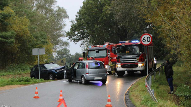 Zderzenie dwóch samochodów. Trzy osoby ranne – FOTO