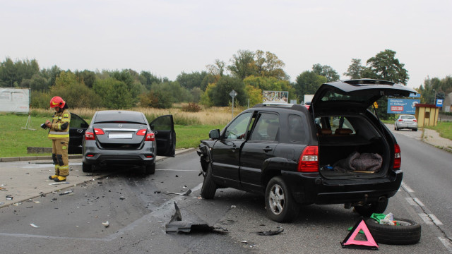 Zderzenie dwóch samochodów w Babicach! Kierowca i pasażerka trafili do szpitala – co się stało?