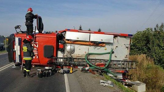 Zderzenie samochodu strażackiego jadącego do akcji. Poważne utrudnienia