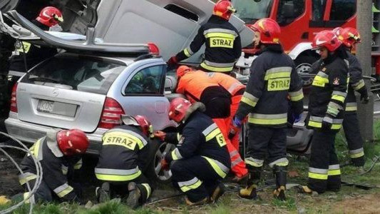 Zderzenie tira i mercedesa. Droga zablokowana – FOTO