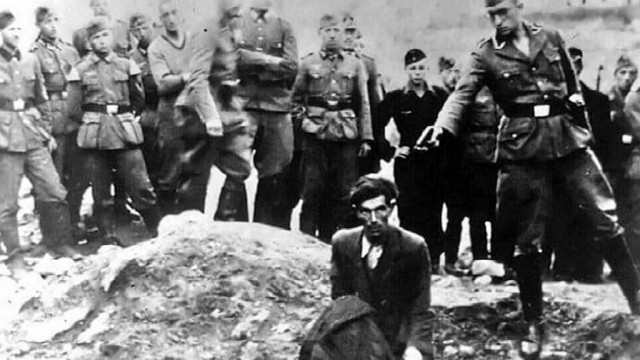 Zdjęcie rozstrzeliwanego Żyda na odzieży. Interwencja Muzeum Auschwitz