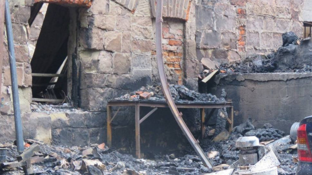Zgliszcza po pożarze fabryki w Izdebniku. 1,5 mln zł strat. Sprawę bada prokuratura