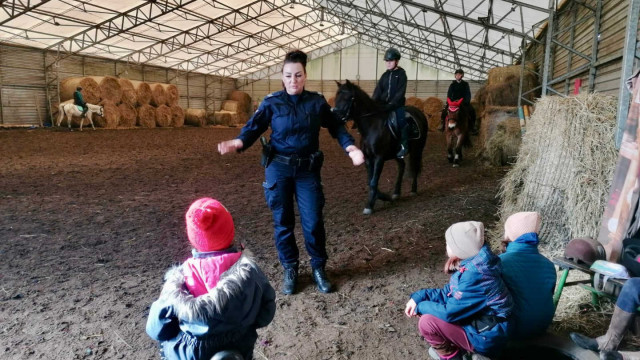 Zimowe wakacje pod okiem policji: Edukacja dla bezpieczeństwa – FOTO