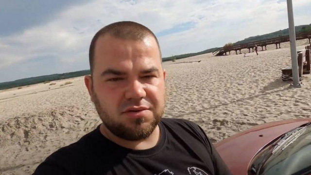 Znany youtuber zakopał się seicento na Pustyni Błędowskiej [VIDEO]