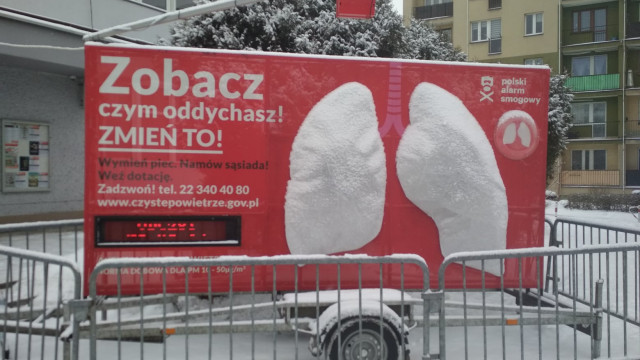 Zobacz, czym oddychasz - sztuczne płuca przed Ośrodkiem Kultury - InfoBrzeszcze.pl