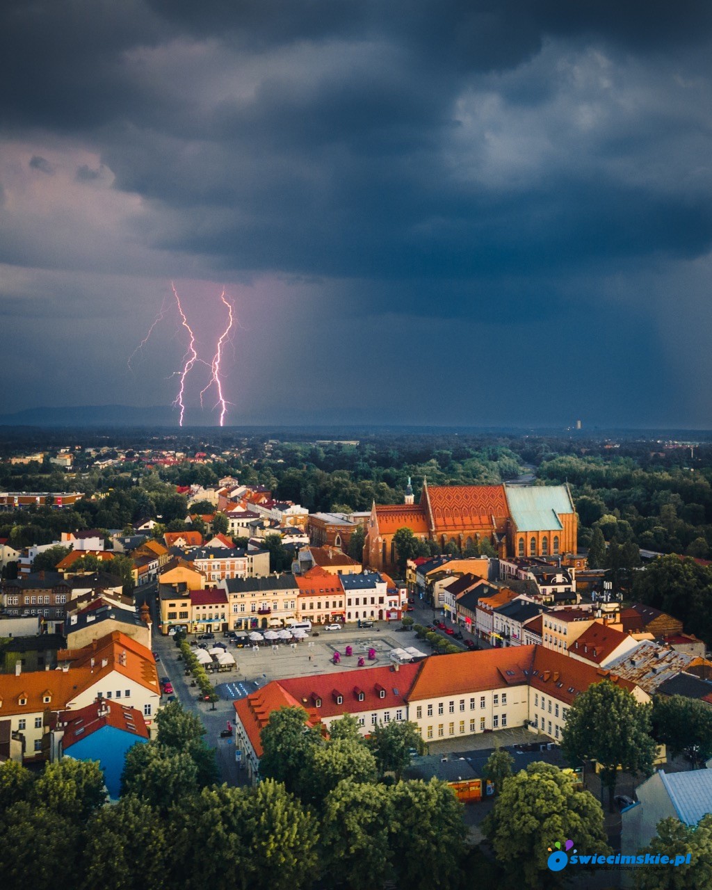 Rynek główny w Oświęcimiu podczas burzy