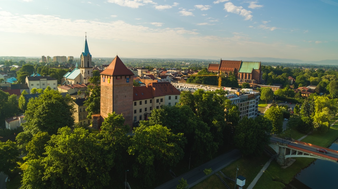 Oświęcim z lotu ptaka: Niezapomniane widoki i historie z lotu ptaka!